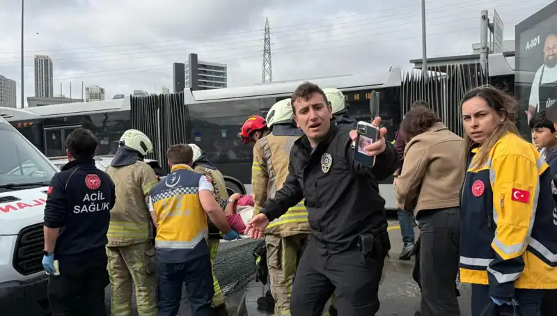 Metrobüste Meydana Gelen Kaza: Hayatlar Tehlikede, Seferler Durdu
