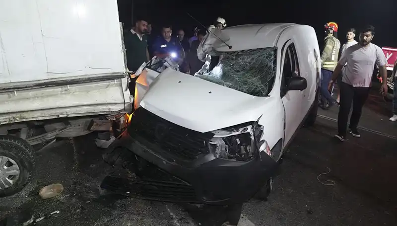 İstanbul'da Feci Kaza! Araçların Çarpıştığı Olayda 3 Kişi Yaralandı