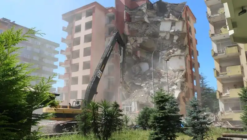 Dalgalarla Yıkılan İki Bina: Deprem Değil, Gözler Denizde!