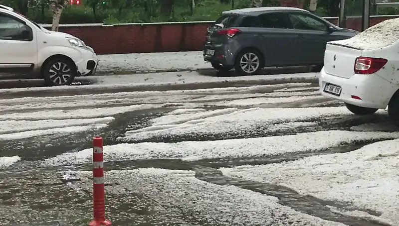 Ardahan’da Dolu Yağışı Şehri Beyaza Bürüdü, Vatandaşları Şaşırttı