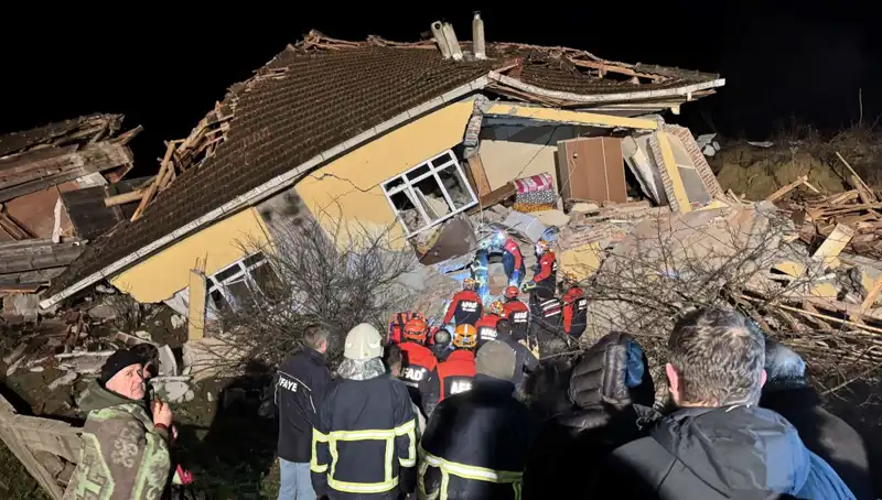 Sinop'ta Meydana Gelen Heyelan: Üç Ev Yıkıldı, İki Kişi Kayboldu