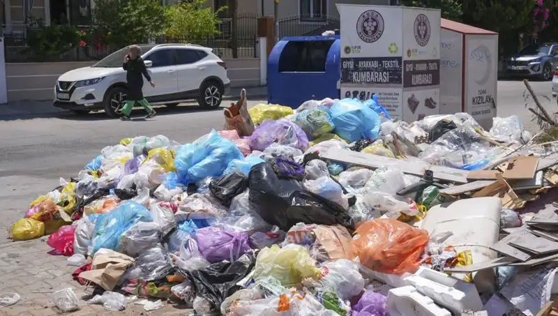 İzmir'de Çöp Yığınları: Şehrin Sıfır Atık Projesi Tehdit Altında mı?