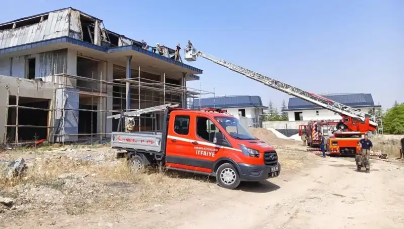 Ankara Gölbaşı'nda Villaların Bulunduğu Alanda Çıkan Yangın Paniğe Neden Oldu