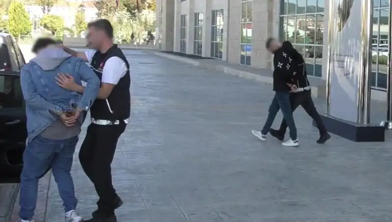 Uşak’ta Uyuşturucu Operasyonu: Dört Kişi Tutuklandı, Birçok Malzeme Ele Geçirildi