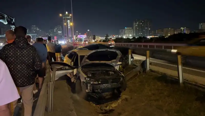 Otomobil Kazasında Dehşet Anları: İki Araç Yol Ayrımında Boşluğa Daldı