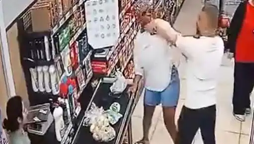 Markette Şok Anlar: Çocuğunun Önünde Kadına Saldıran Adamı Takip Edenler Ne Yapacak?