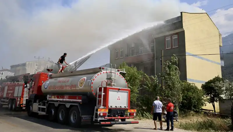 Çatı Katındaki Yangın, Mahallede Büyük Panik Yaratıldı
