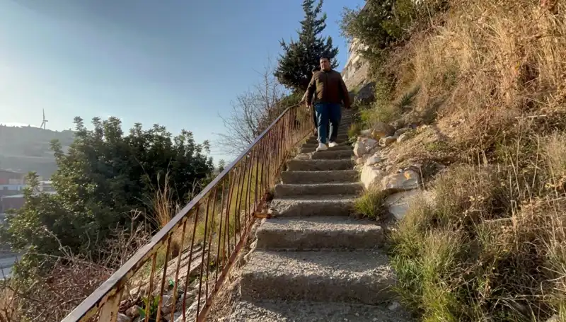 Uçurum Kenarındaki Merdivenle Evlere Ulaşmanın Sırları