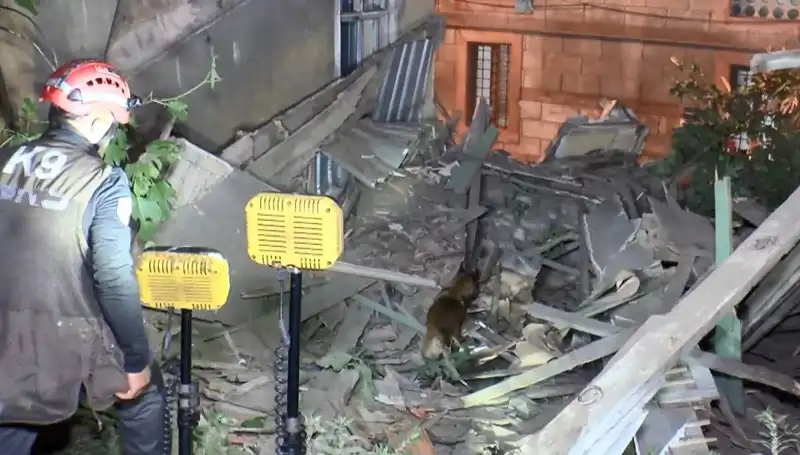 İstanbul'da Deprem Sonrası Çöken Bina İle İlgili Gelişmeler