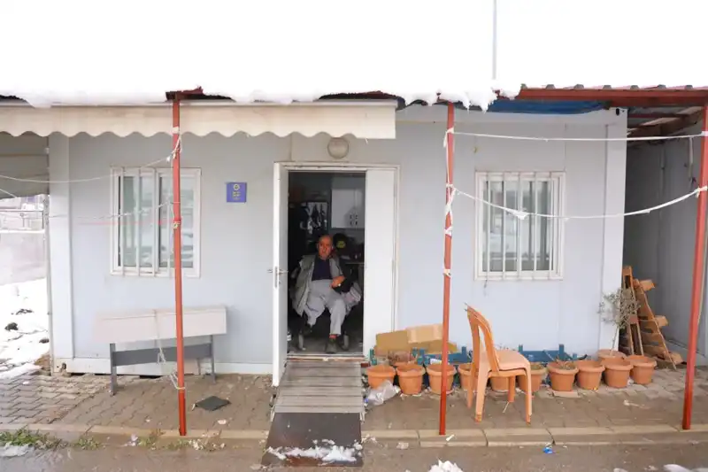 Depremde Enkazdan Kurtulan Genç Adam: "Kolumu ve Bacağımi Kaybettim Ama Hayattayım"