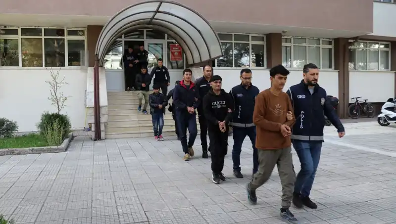 Düzensiz Göçmen Operasyonunda İki İlde 21 Kişi Yakalandı