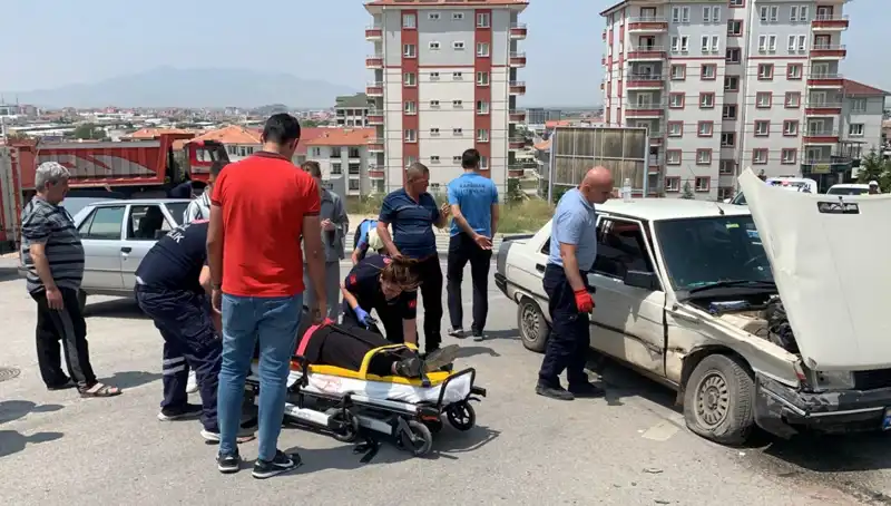 Kavşakta Meydana Gelen Kaza: İki Kişi Yaralandı, Olayın Detayları Şok Etti!