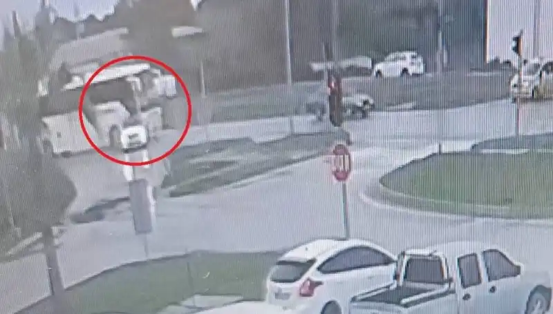 Kırmızı Işıkta Durdu, Yolcu Otobüsü Duran Araçla Çarpıştı