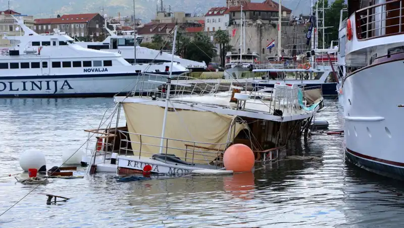 Hırvatistan'da Şiddetli Fırtına: Feribot Çarpmasıyla Bir Gemi Battı
