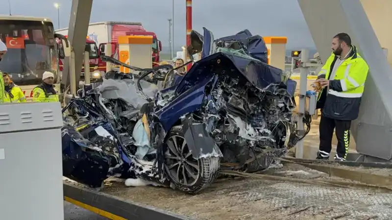Silivri'de Korkunç Kaza: Otomobil, Gişe ile Otobüs Arasında Sıkıştı