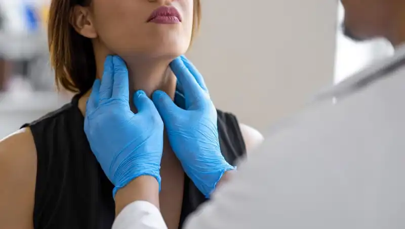 Uzman Onkologdan Uyarı: Geçmeyen Boğaz Ağrısı Belirtilerine Dikkat!