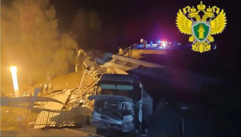 Rusya'da Trajik Olay: Köprü Trenin Üzerine Çöktü, Ölü ve Yaralılar Var