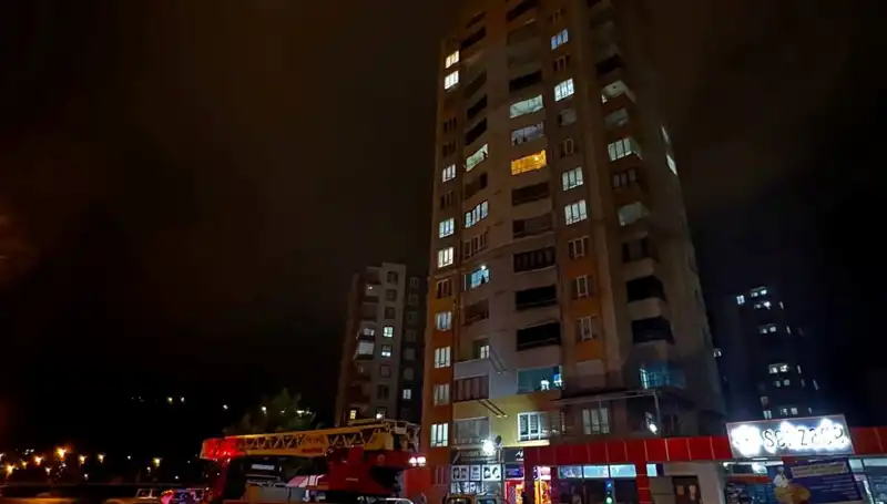 Yıldırım Apartmanın Çatısına Düştü: Mahallede Korku Dolu Anlar