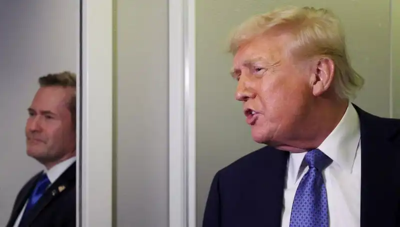 Trump, Mike Waltz'u Görevden Alırken Sızdırılan Planlar Kriz Yarattı!