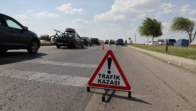 Adana'da Korkunç Kaza: Kamyon ve Otomobil Çarpıştı, Can Kaybı Var