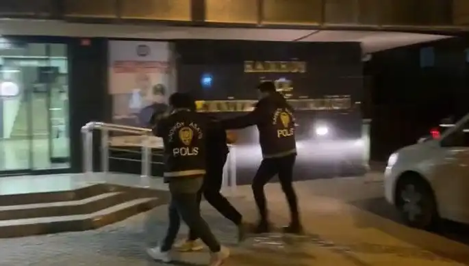 Galatasaray Taraftarına Saldıran Şahıs Kapıya Dayandı: Gözaltına Alındı!