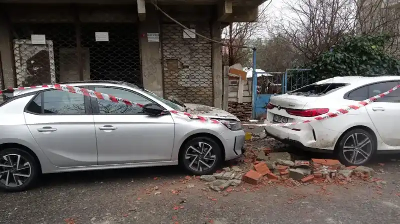 İstanbul’da Dört Katlı Binada Balkondan Kopan Faciaya Neden Oldu!