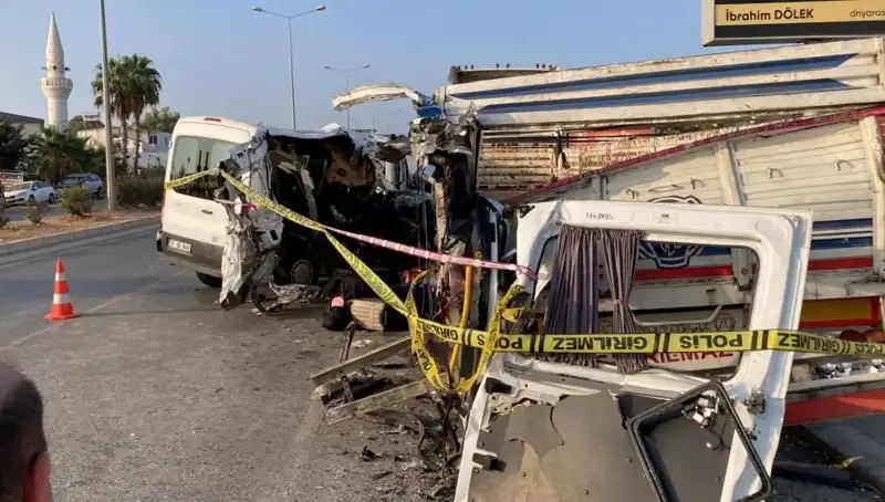 Mersin Tatil Yolu Üzerinde Feci Kaza: İki Kişi Hayatını Kaybetti