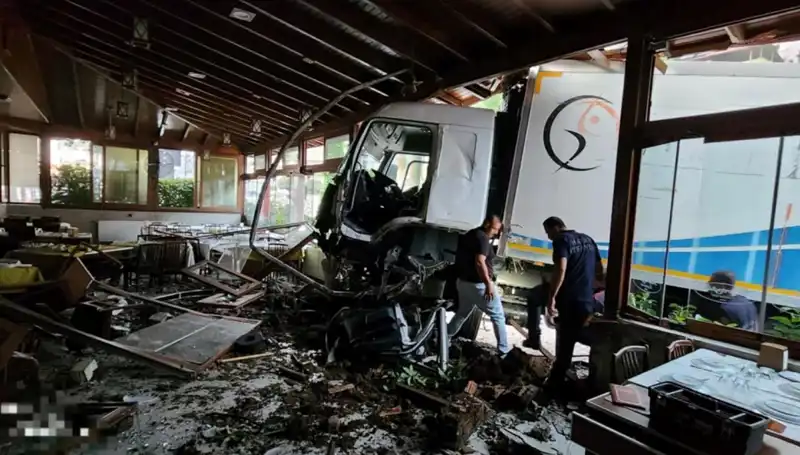 Freni Boşalan Kamyon, Restoranın İçine Dalınca Korku Dolu Anlar Yaşandı