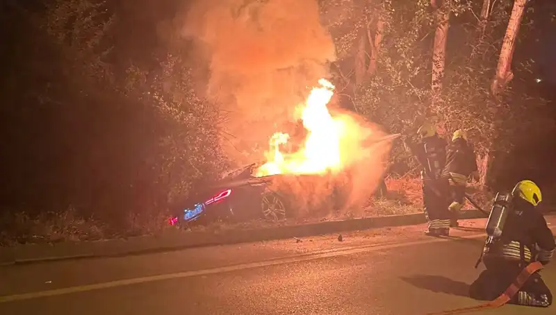 Tehlike Doluydu: Kaza Yapan Otomobil Alev Alev Yandı