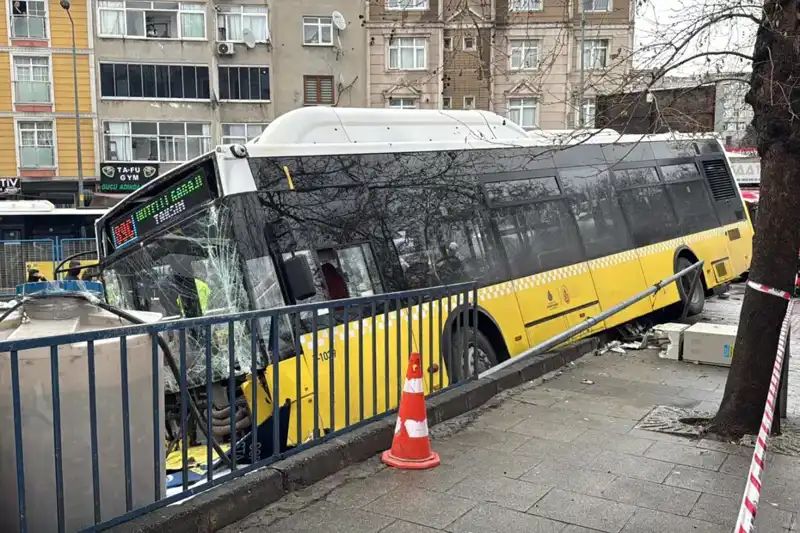 Esenler'de Korkunç Kaza: İETT Otobüsü Otoparka Daldı