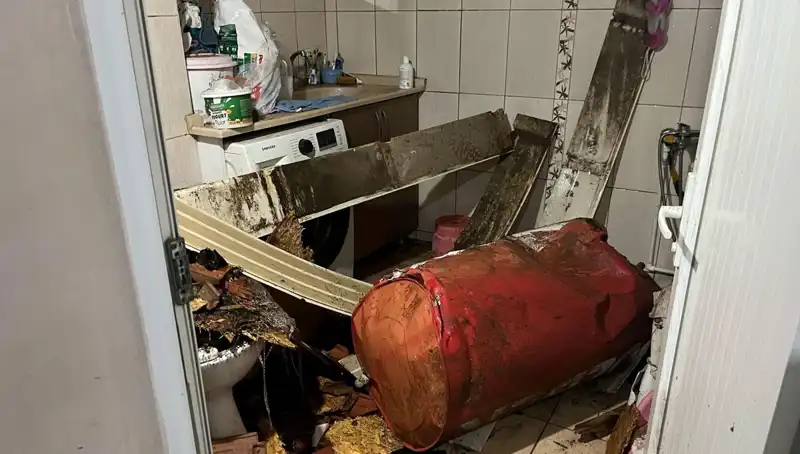 Ege Bölgesi'nde Fırtına Alarmı: Caddeler Beyaz Kütlelerle Doldurdu