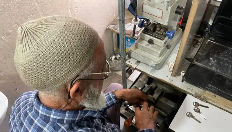 28 Yılda 4 Metrekarelik Dükkanına Hayat Veren Adamın Hikayesi