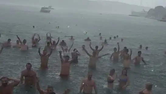 İstanbul'da Yağmura Rağmen Denize Girenler Bebek'te Buluştu!