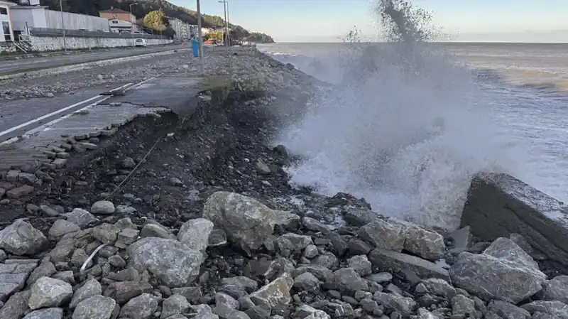 Karadeniz'de Korkutan Fırtına! Rüzgar Hızı 103 Km’ye Ulaştı