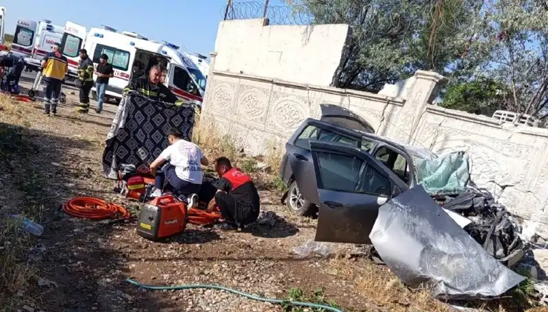 Lastiği Patlayan Araç İstinat Duvarına Çarptı: Feci Kaza Sonucu 1 Ölü, 6 Yaralı