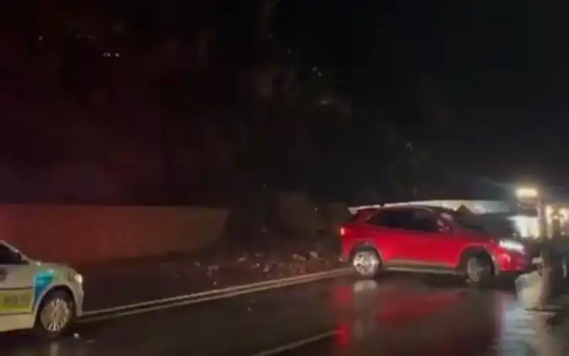Hakkari'de Heyelan: Dev Kayalar Yolu Kapatıp Ulaşımı Olumsuz Etkiledi