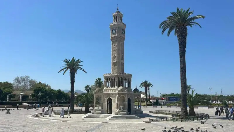 İzmir'de Şok Edici Sıcaklık: 42 Dereceye Varan Rakamlar Meydanları Boş Bıraktı