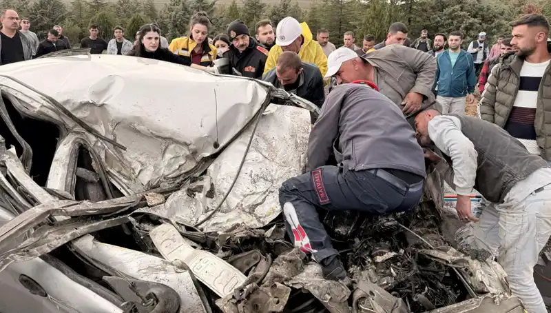 TIR ile Çarpışan Araç Kağıt Gibi Ezildi: Kaza Anı Şoke Edici!