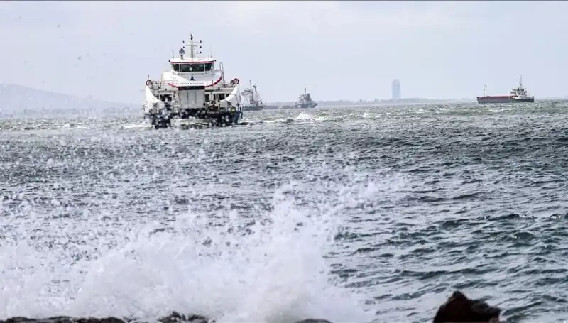 İzmir'de Vapur Seferleri Fırtınadan Nedeniyle Askıya Alındı