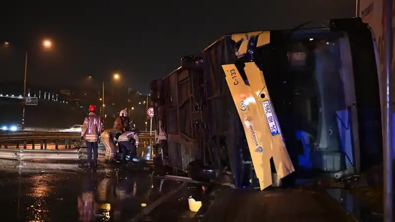 İstanbul'da Özel Halk Otobüsü Devrildi: Kaza Anı Kameralara Yansıdı!