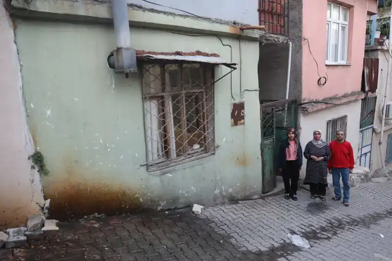 Banyosuz Tek Odalı Evde 4 Kişilik Hayat: Umut Dolu Mavi Oda