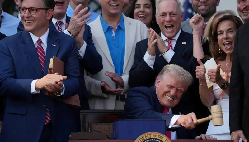 Trump, Yeni "Büyük, Güzel Yasa Tasarısı"nı İmzaladı: Neler Bekleniyor?