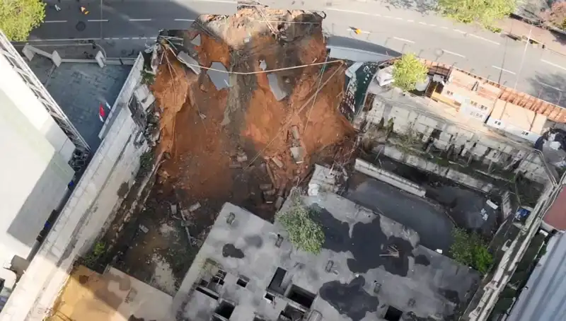 Sarıyer'de Yol Çökmesi: Caddeyi Tutan Çöken Toprak, Trafiği Felç Etti