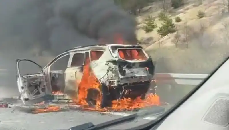 TEM Otoyolu’nda Yangın: Otomobil Alev Alev Yandı, Yol Trafiği Olumsuz Etkilendi