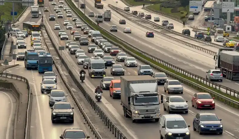 İstanbul Sabah Trafiğinde Anadolu Yakası'nda Sıkışıklık Çözülmeyecek Gibi