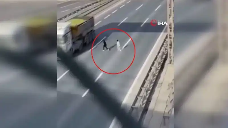 Tehlikeli Yolculuğu Kamerada Yakalayan Gençlerin Macerası Gözler Önünde