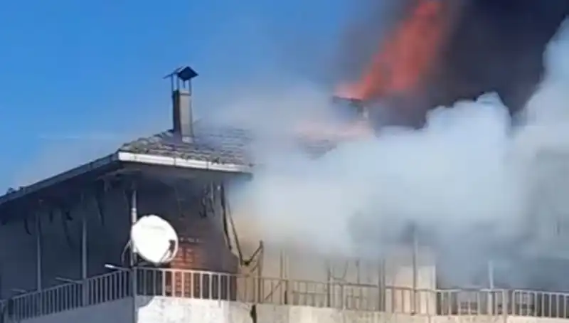 5 Katlı Binanın Çatısı Alev Alev Yandı: Olayın Detayları Ortaya Çıktı