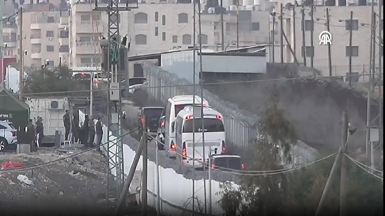 Kızılhaç Konvoyu, Filistinli Esirleri Taşıyarak İsrail Cezaevinden Ayrıldı