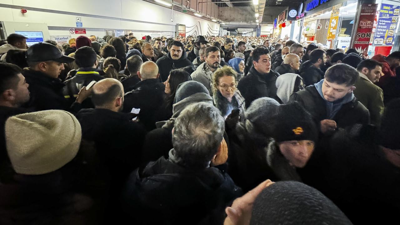 İstanbul'da Kar Yağışı Etkili: Hayatı Olumsuz Etkiliyor