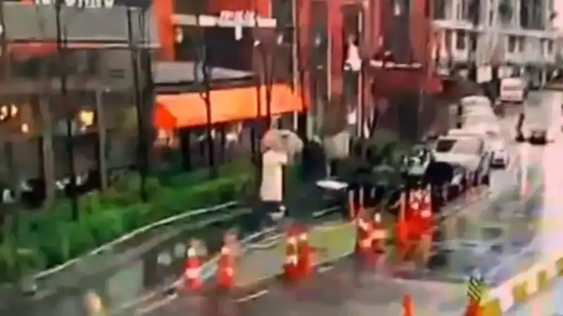 İstanbul'da Fırtınada Devrilen Tabela Hayatları Tehdit Etti!